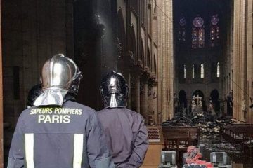 Robot giúp lính cứu hỏa dập đám cháy ở Nhà thờ Đức Bà Paris